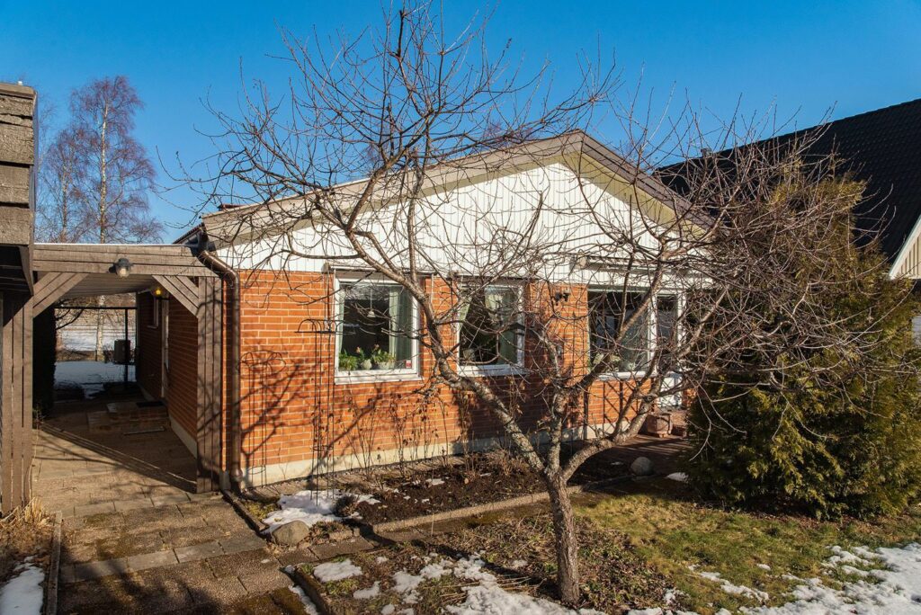 Renoverat plegeltak till villa. Lärje Backa