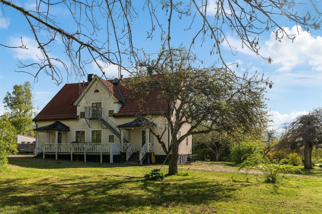 Ommålning av paneler på sommarhus. Partille Furuskog