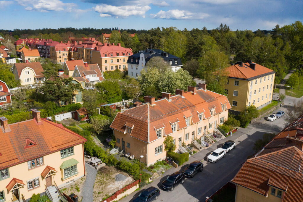 Installation av nya takrännor till BRF i Rävlanda, Härryda kommun