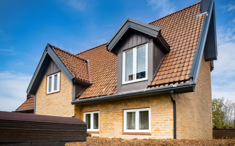 Byte hängrännor och stuprör & montering skorstenshuv på villa. Partille, Furuskog